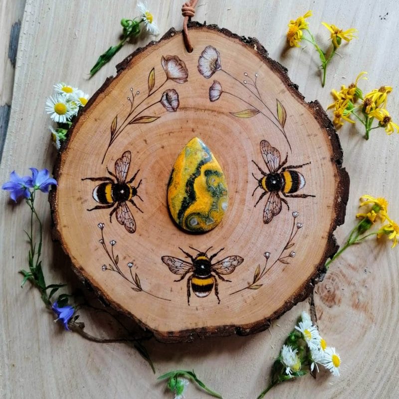 Pyrogravure sur bois abeilles artiste animalière