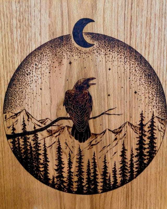 Pyrogravure sur bois corbeau au clair de lune artiste animalière crow moon